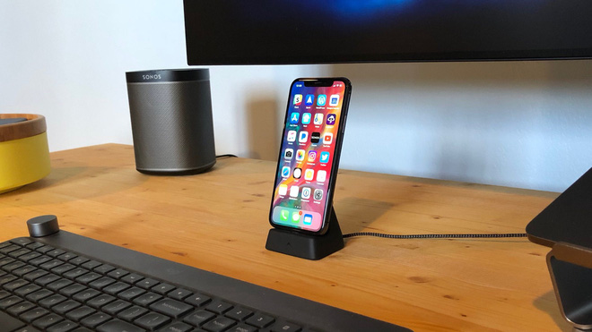  Anh Potuck sử dụng chiếc iPhone của mình đi kèm với Dock sạc ElevationDock 4. Chiếc dock này có ưu điểm là có thể bám dính vào bề mặt bàn, vì vậy người dùng chỉ cần sử dụng 1 tay để ngắt kết nối chiếc điện thoại khỏi dock sạc 