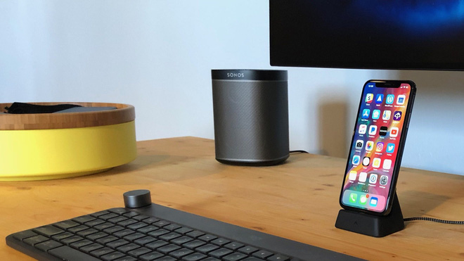  Về mặt âm thanh, chúng ta có thể tham khảo chiếc loa nhỏ gọn Sonos Play:1 với gam màu xám đen phù hợp với các thiệt bị khác. Bên cạnh là một chiếc hộp YPPERL nhỏ nhắn của IKEA để đựng các đồ dùng lặt vặt. Các bạn cũng có thể chọn mua các loại hộp bằng gỗ hoặc nhựa khác trên các trang thương mại điện tử, giá chỉ khoảng từ 100.000 - 200.000 VND 