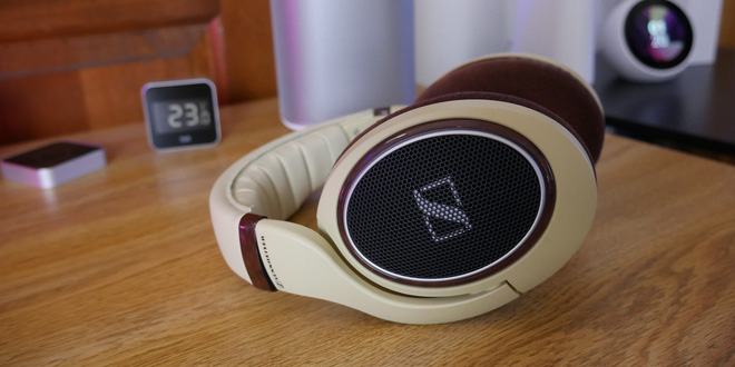  Chúng ta cũng có thể tham khảo chiếc tai nghe Sennheiser HD598, vừa có âm thanh tốt, đeo vừa vặn thoải mái mà lại có vẻ ngoài đẹp mắt. Hiện giá bán của sản phẩm này vào khoảng 4,6 triệu VND 