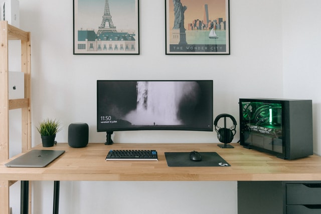 Setup bàn làm việc dấu những sợi cab bằng giá treo màn hình Setup bàn làm việc dấu những sợi cab bằng giá treo màn hình